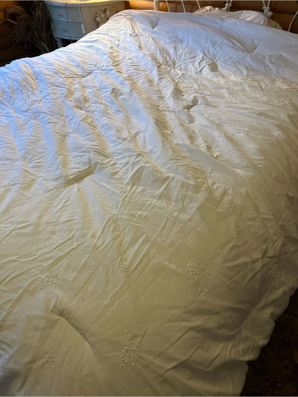 100% cotton eyelet floral white Queen comforter Rachel & Zoe
